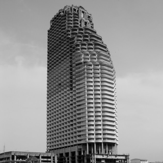 Illustration for article titled Bangkok's Sathorn Unique abandoned skyscraper: the supervillain HQ of your dreams